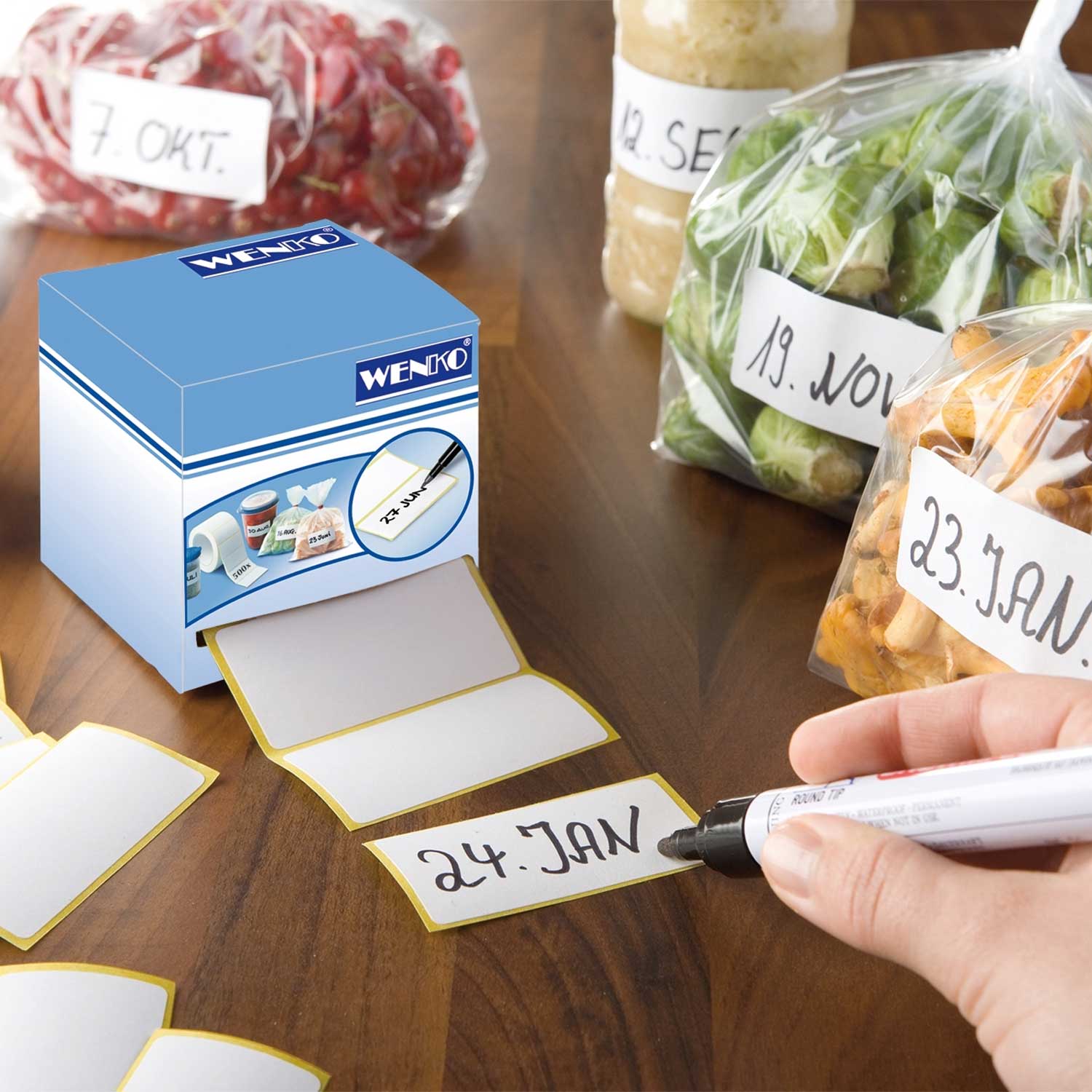 Adhesive labels 500 pieces in a practical dispenser box