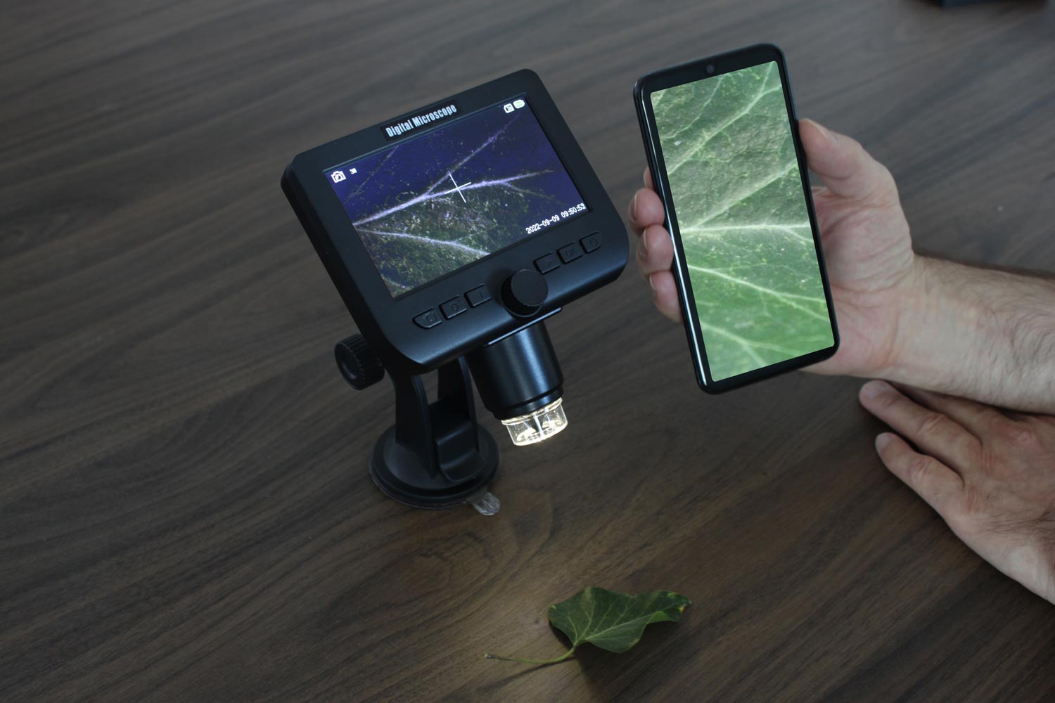 Mini microscope with LC display and WiFi connection