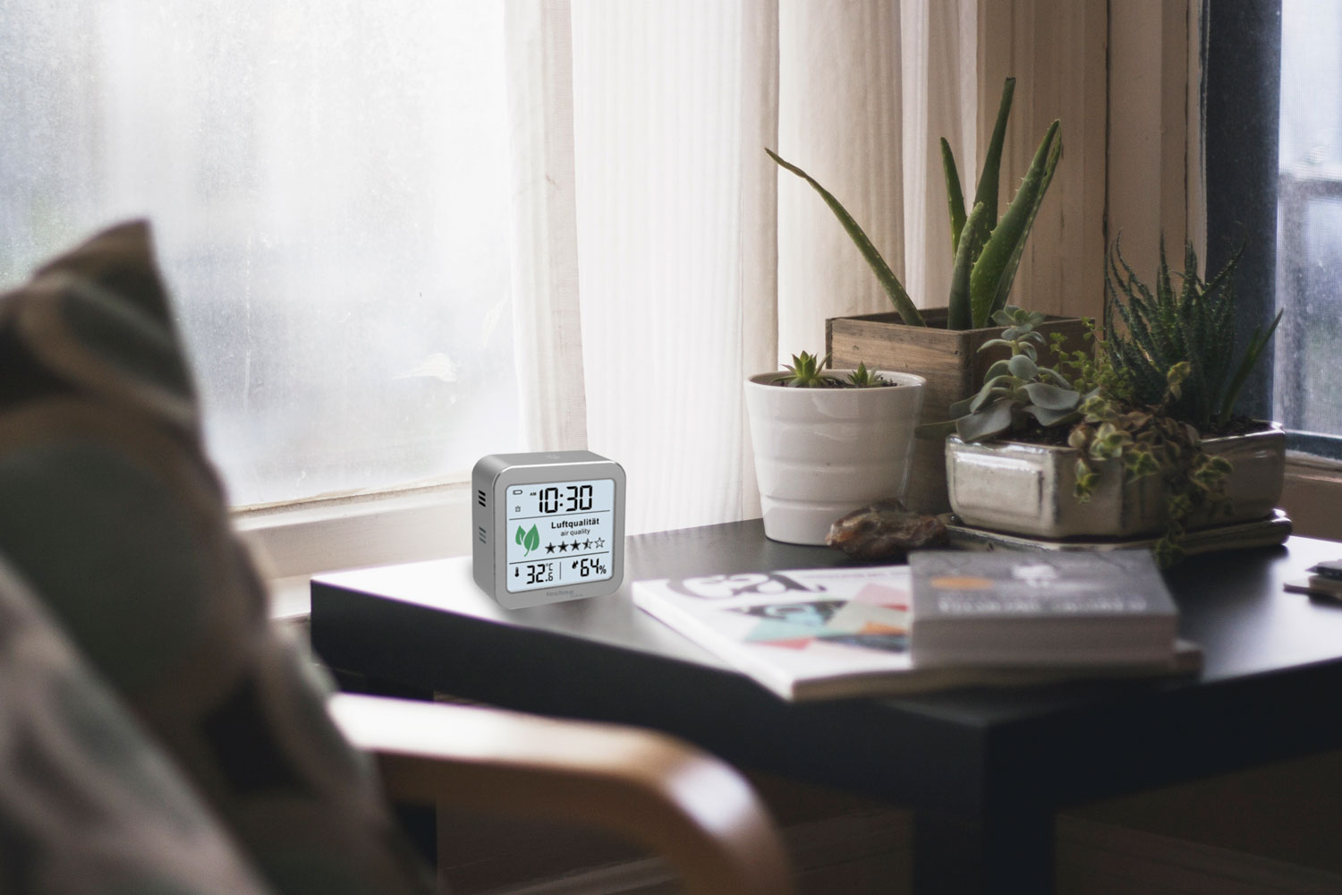 Air quality monitor with quartz clock