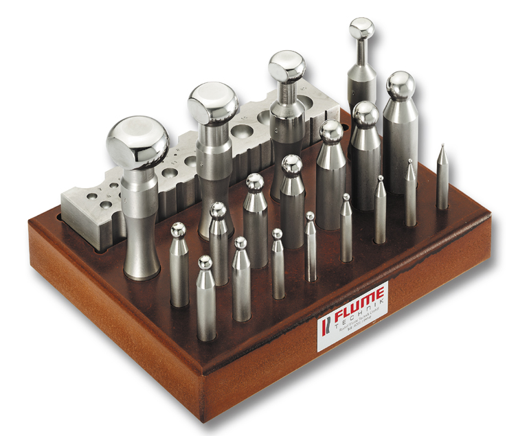 _ Round and oval punch assortment with die